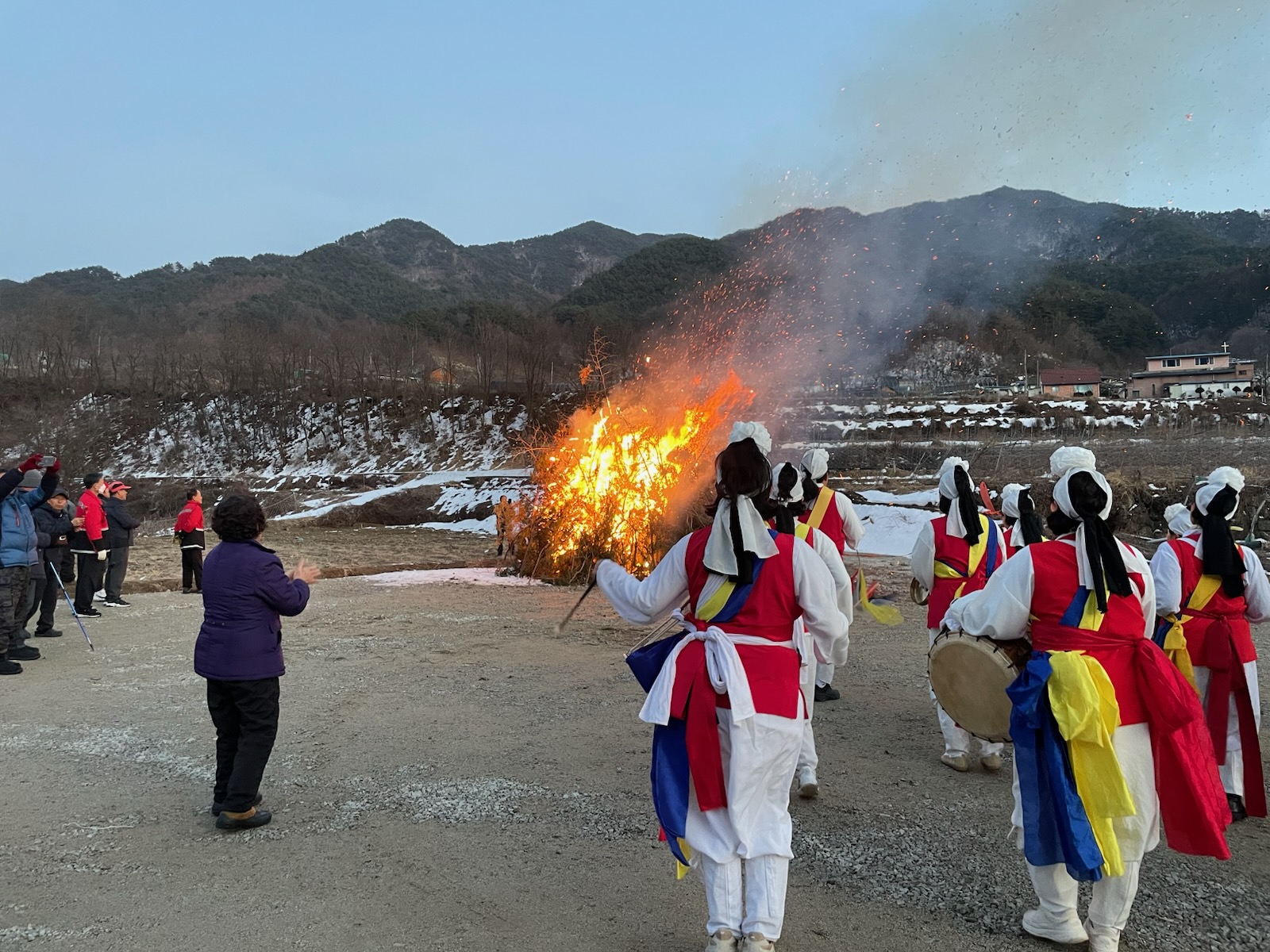 거창군 가북면, 몽석마을 달집태우기로 화합과 풍년 기원