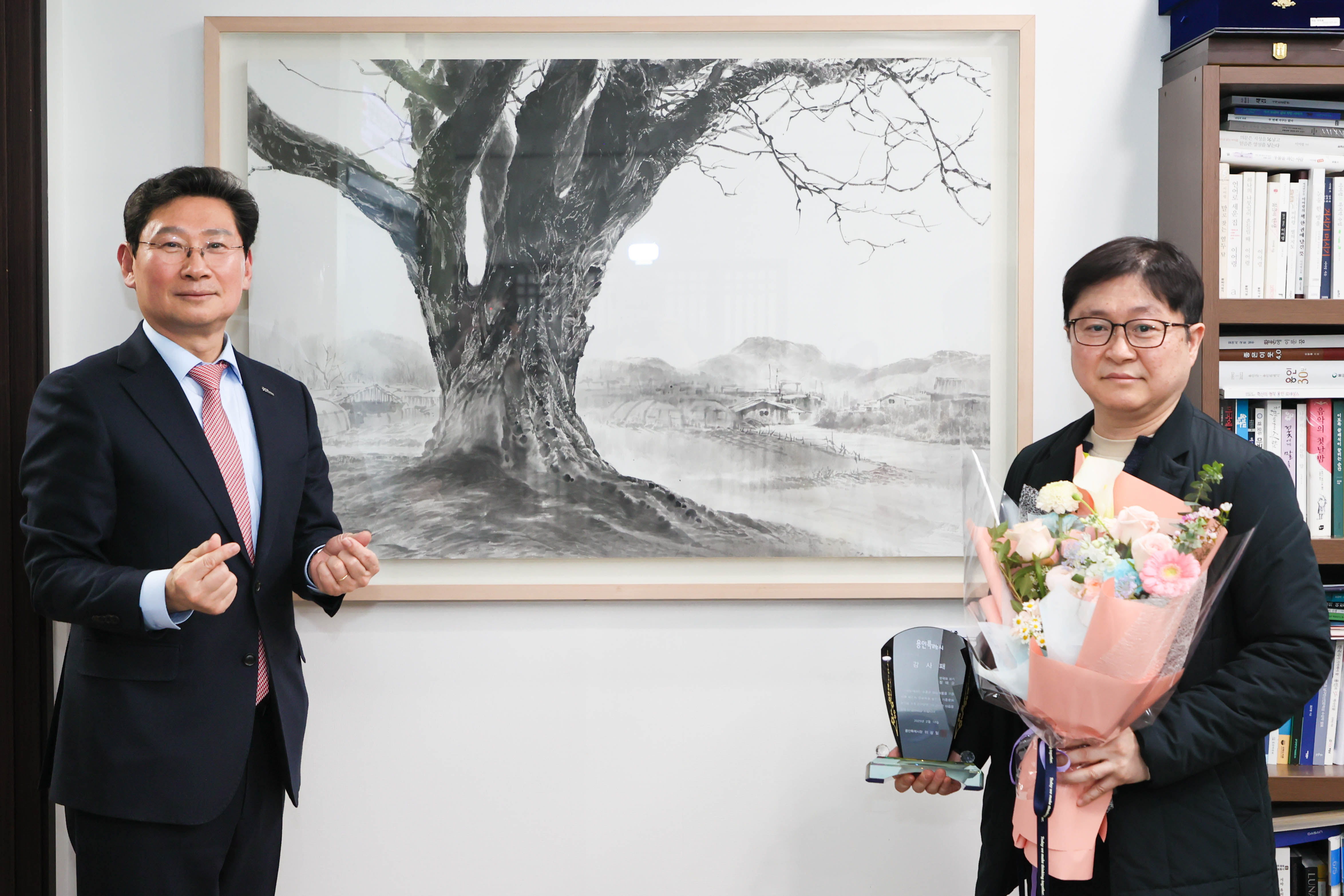 용인특례시, 미술작품 기증한 정태균 화백에 감사패 증정