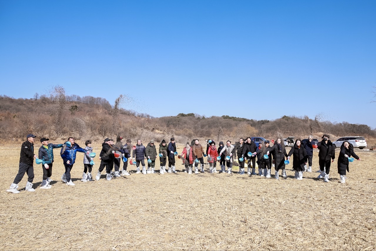 연천군 두루미 먹이주기 행사…“철새 도래지 청정 환경 보존”