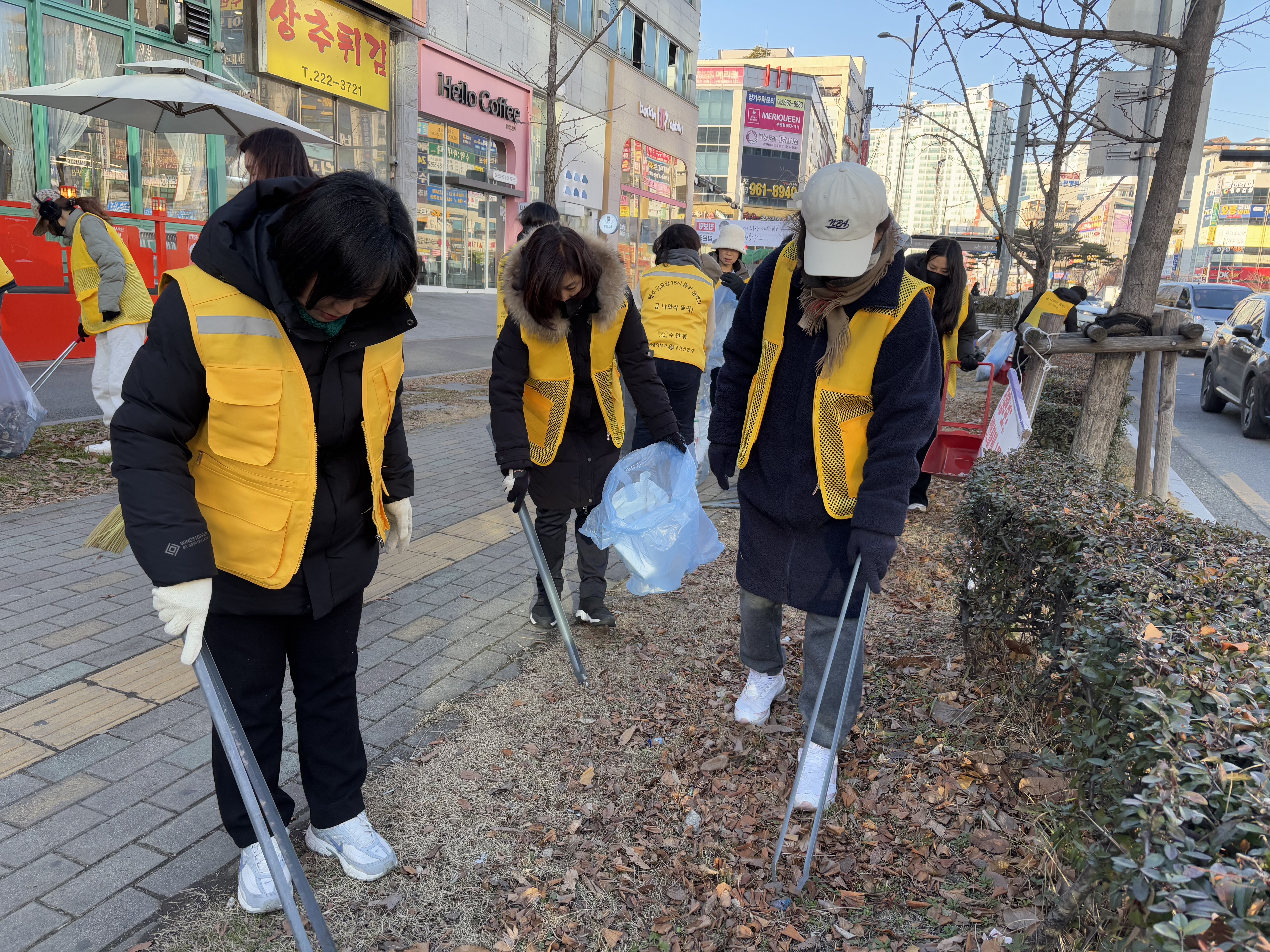 “살기 좋은 마을 우리 손으로” 금요일마다 집게 드는 주민들