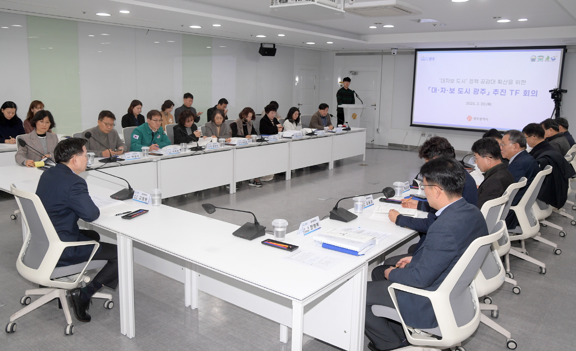 대 - 도시철도 연계 시내버스노선 전면 개편
자 - 첨단지구에 전국 첫 자전거생활권 조성
보 – 걷고 싶은 ‘문화전당(ACC) 오방길’ 조성
광주시 ‘대자보 도시’ 구체화…시민공감 끌어낸다