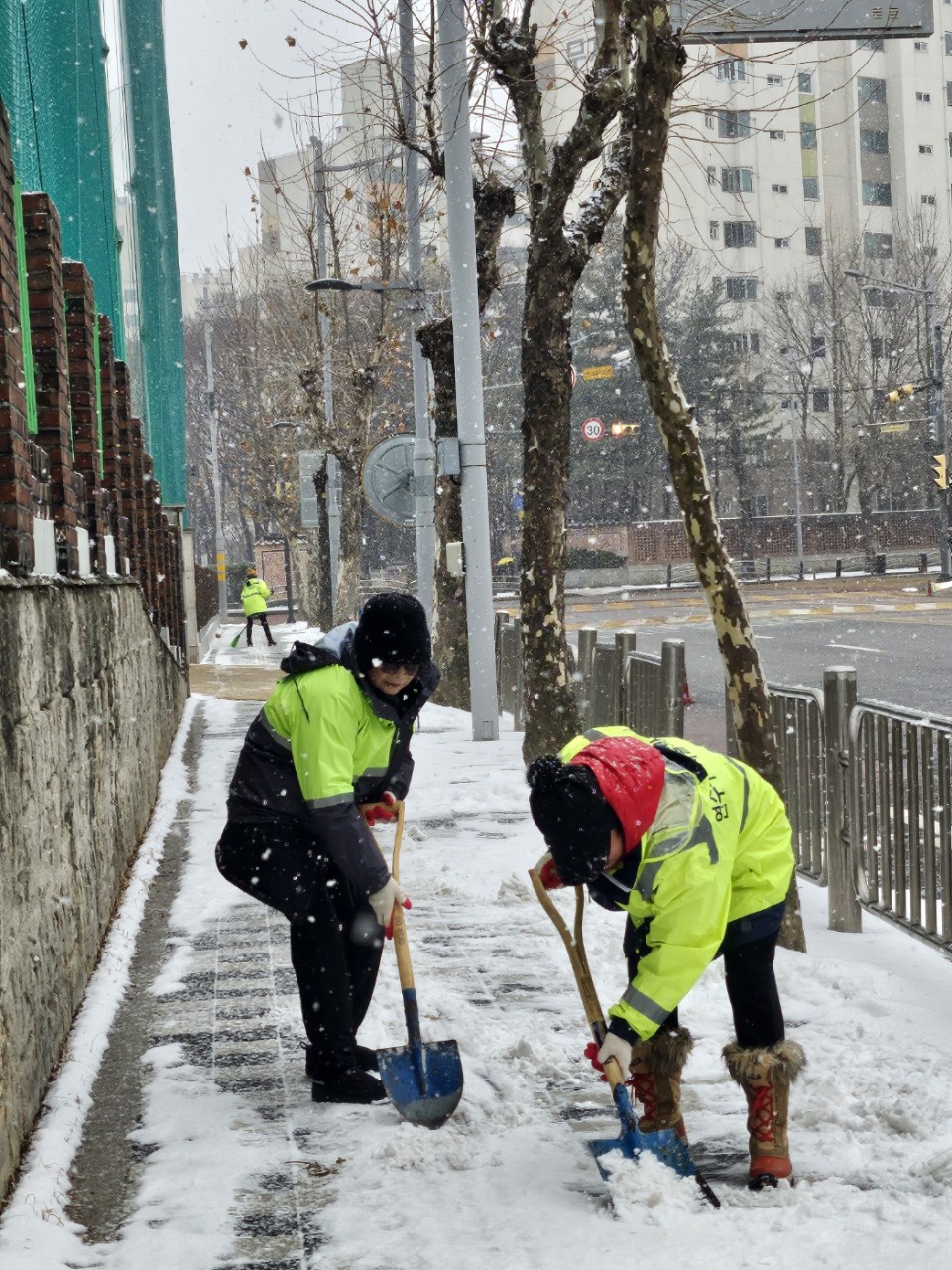 동춘2동, 눈꽃봉사단과 함께 제설 작업 실시