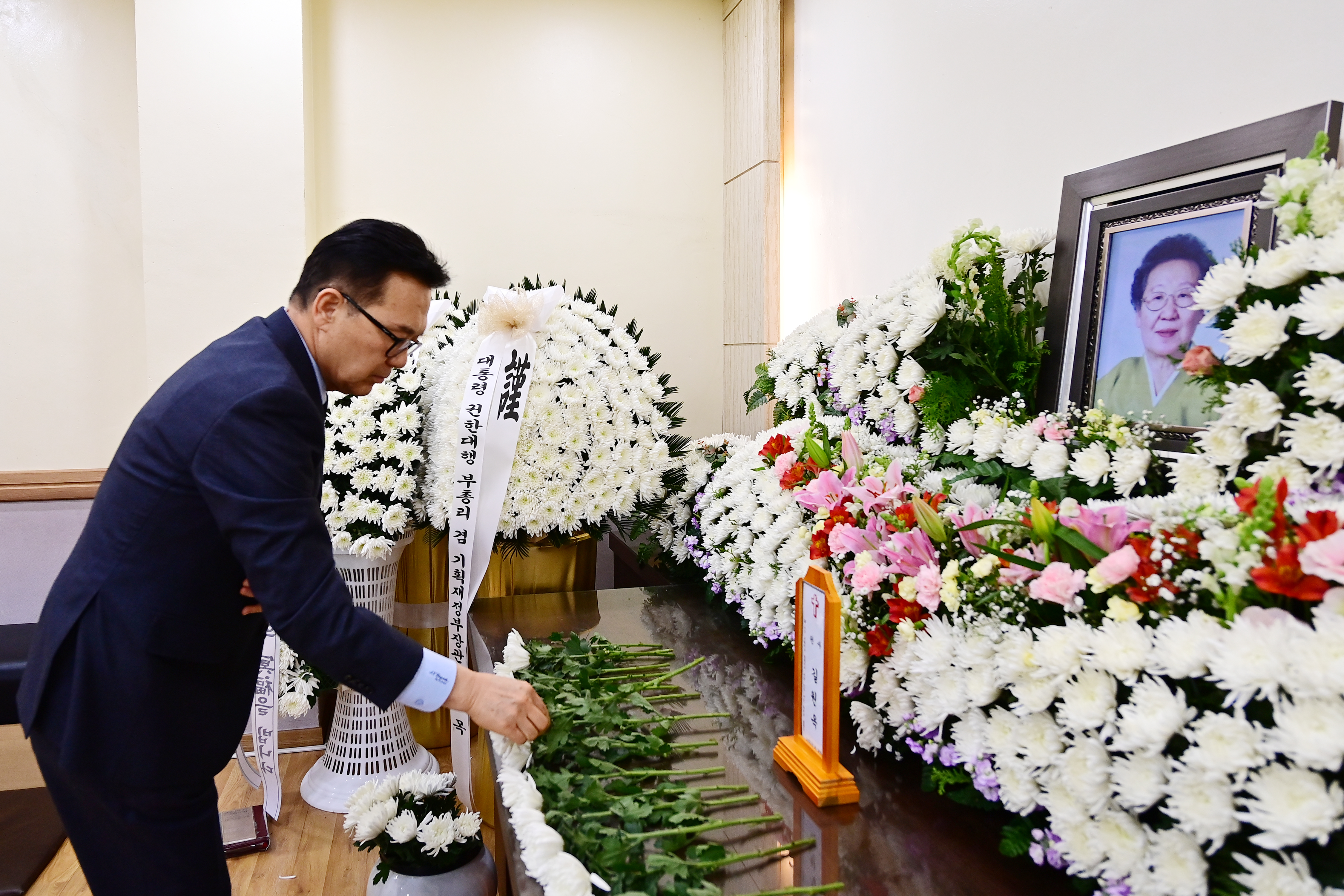 이재호 구청장, 고(故) 길원옥 할머니 빈소 조문