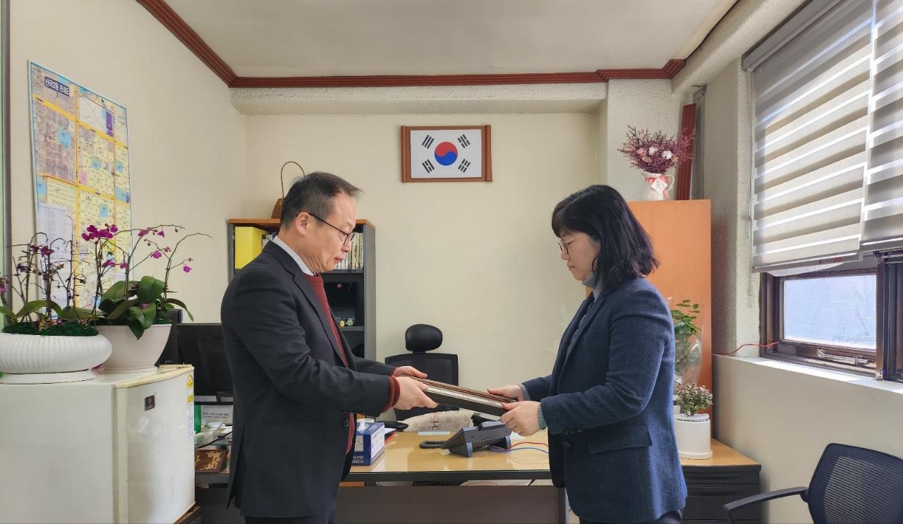 부평구, 산곡2동 지역사회보장협의체 조인식 위원에게 감사장 수여
