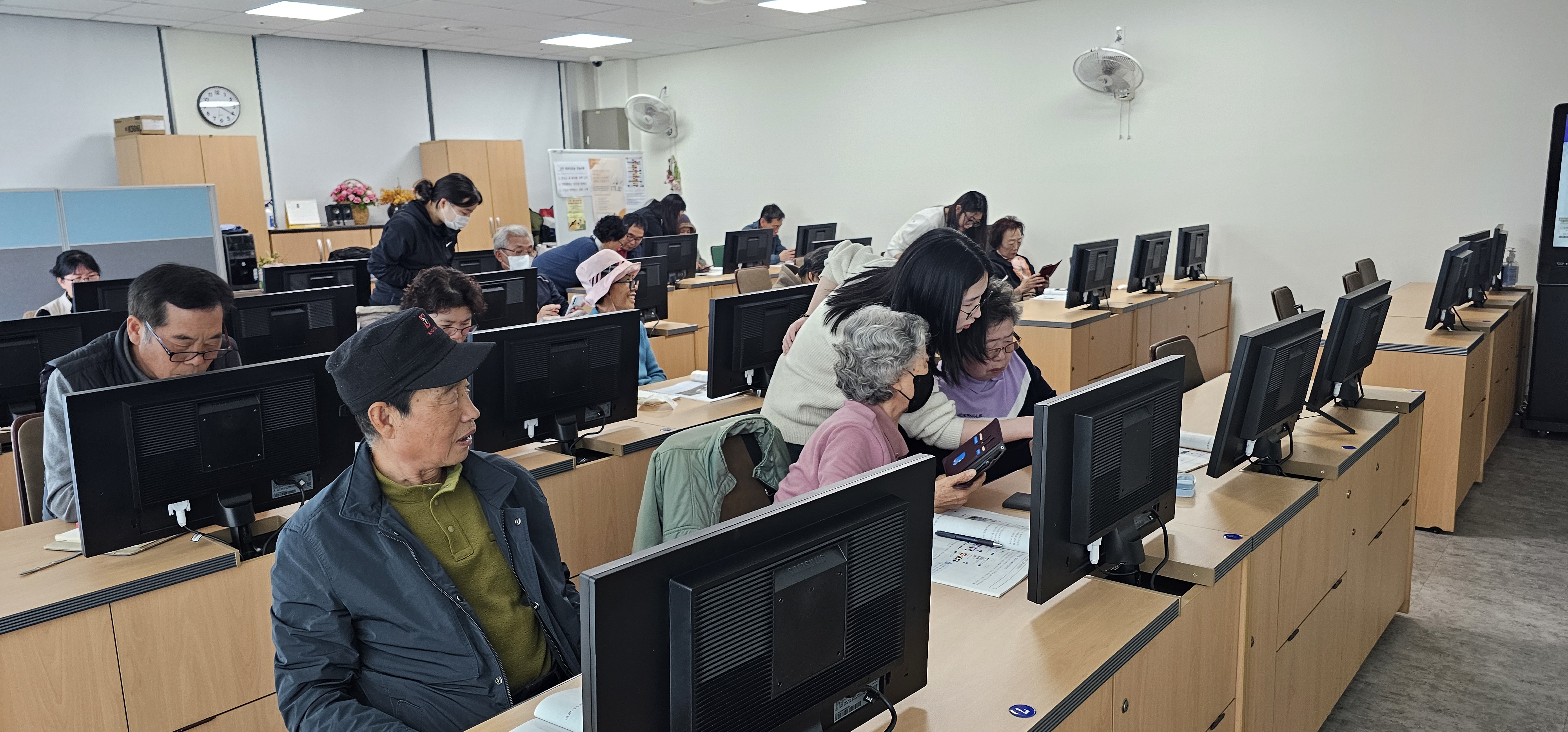 강화군, 어르신 키오스크 교육 학생 참여로 활기 가득