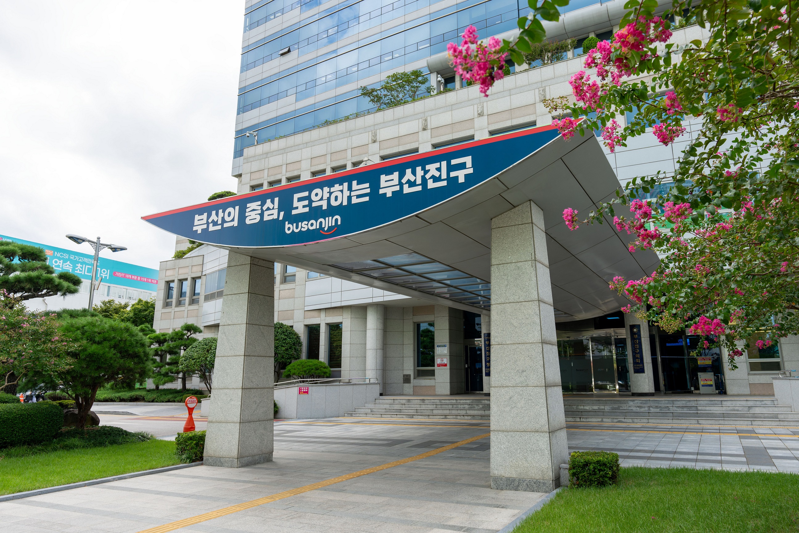 선거 작업 중 쓰러진 직원, 심폐소생술로 구한 공무원