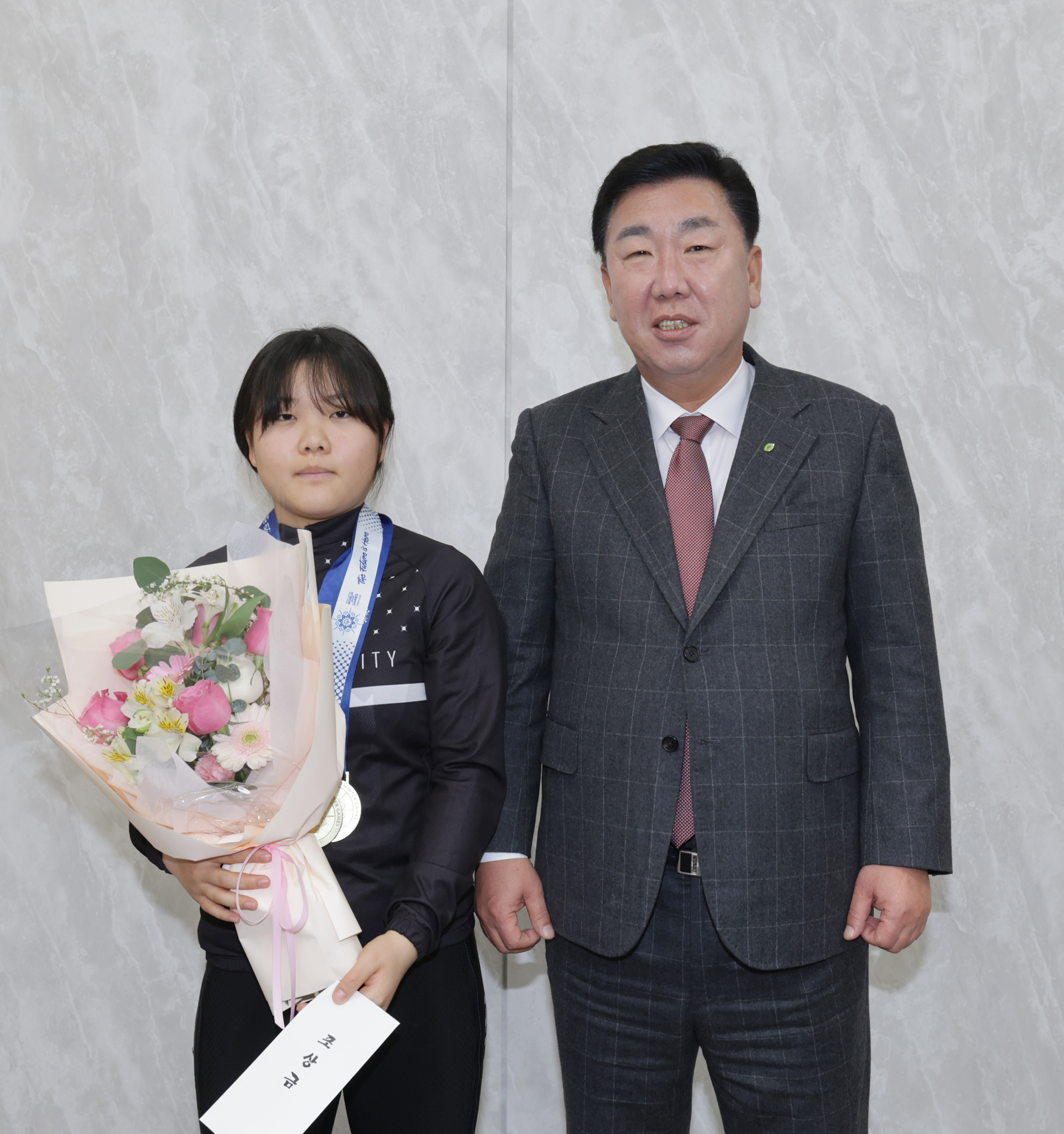 이범석 청주시장, ‘동계 스페셜올림픽 3관왕’ 박하은 선수 격려