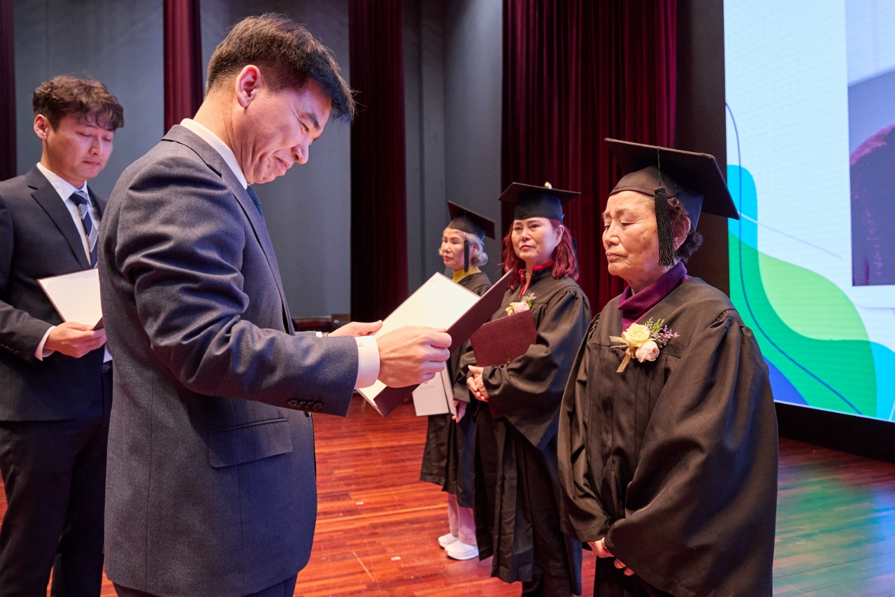 배움에는 나이가 없다. 아산시 만학도 졸업생 축하의 시간 가져