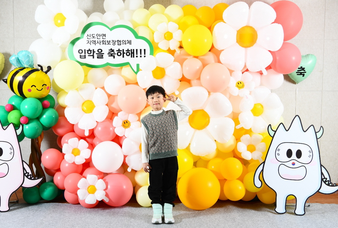 계룡시 신도안면 지역사회보장협의체, 초등 입학생 대상 ‘입학을 축하해! 인생한컷’ 특화사업 열어