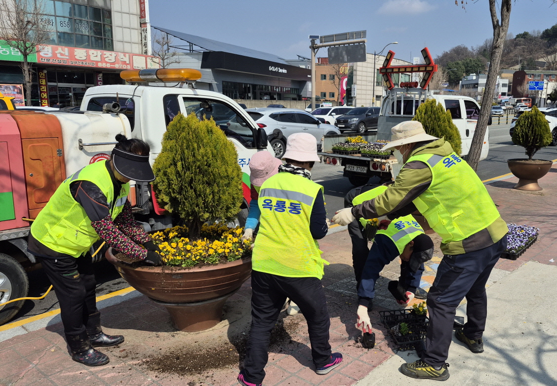 공주시 옥룡동, 새봄맞이 도로변 꽃길 조성
