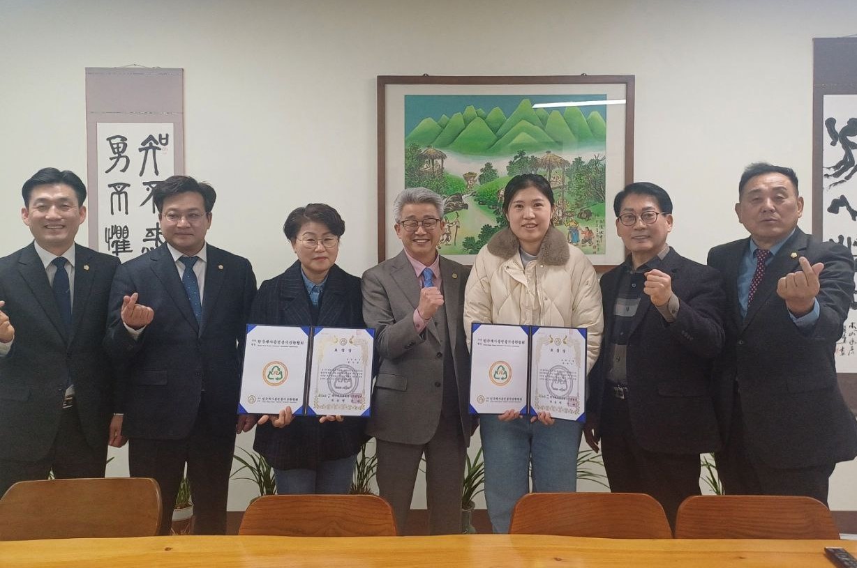 전주시 우수 공무원 2명 표창장 수여