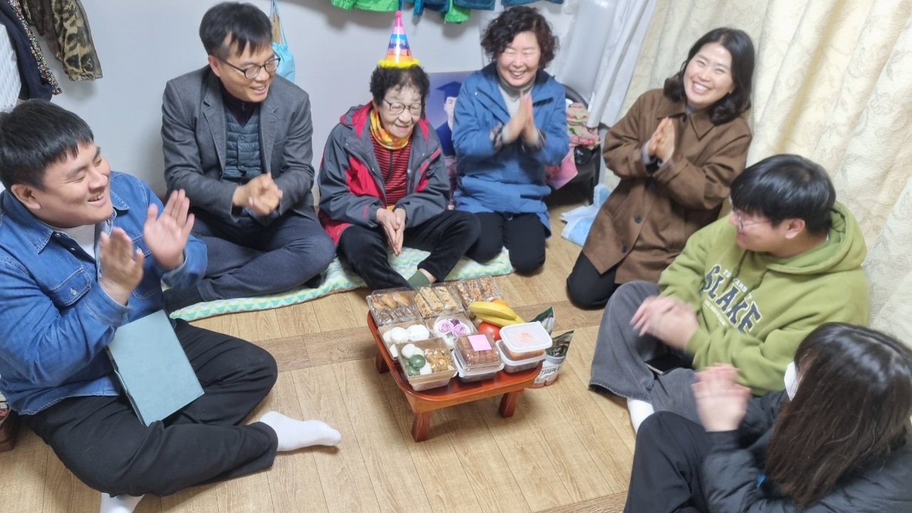 부안 변산면 지역사회보장협의체, 홀몸 어르신 온정 가득 생신상 전달