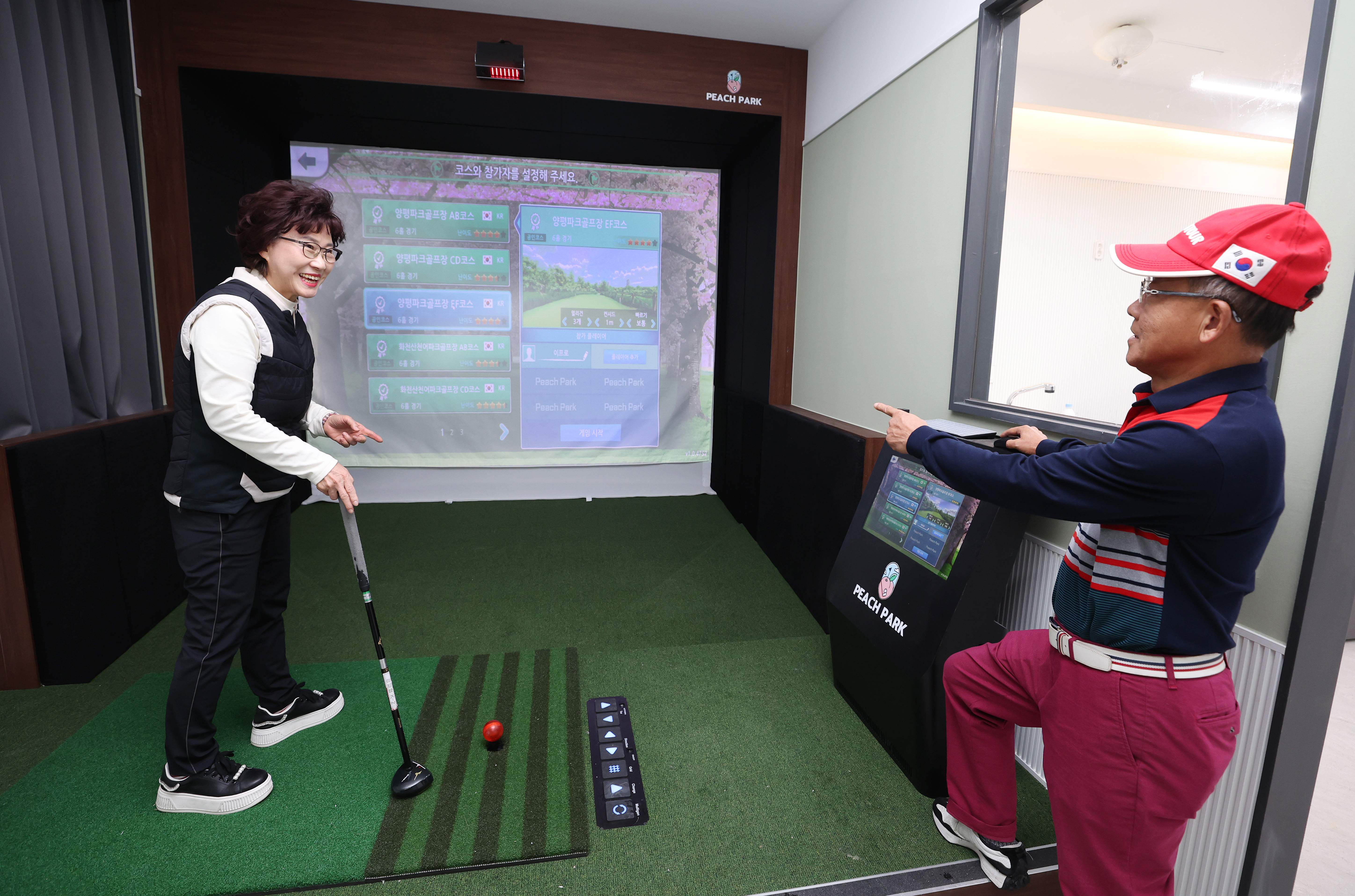 강남구, 경로당 내 스크린 파크골프장 ‘매봉시니어센터 부설 파크골프 아카데미’ 정식 운영