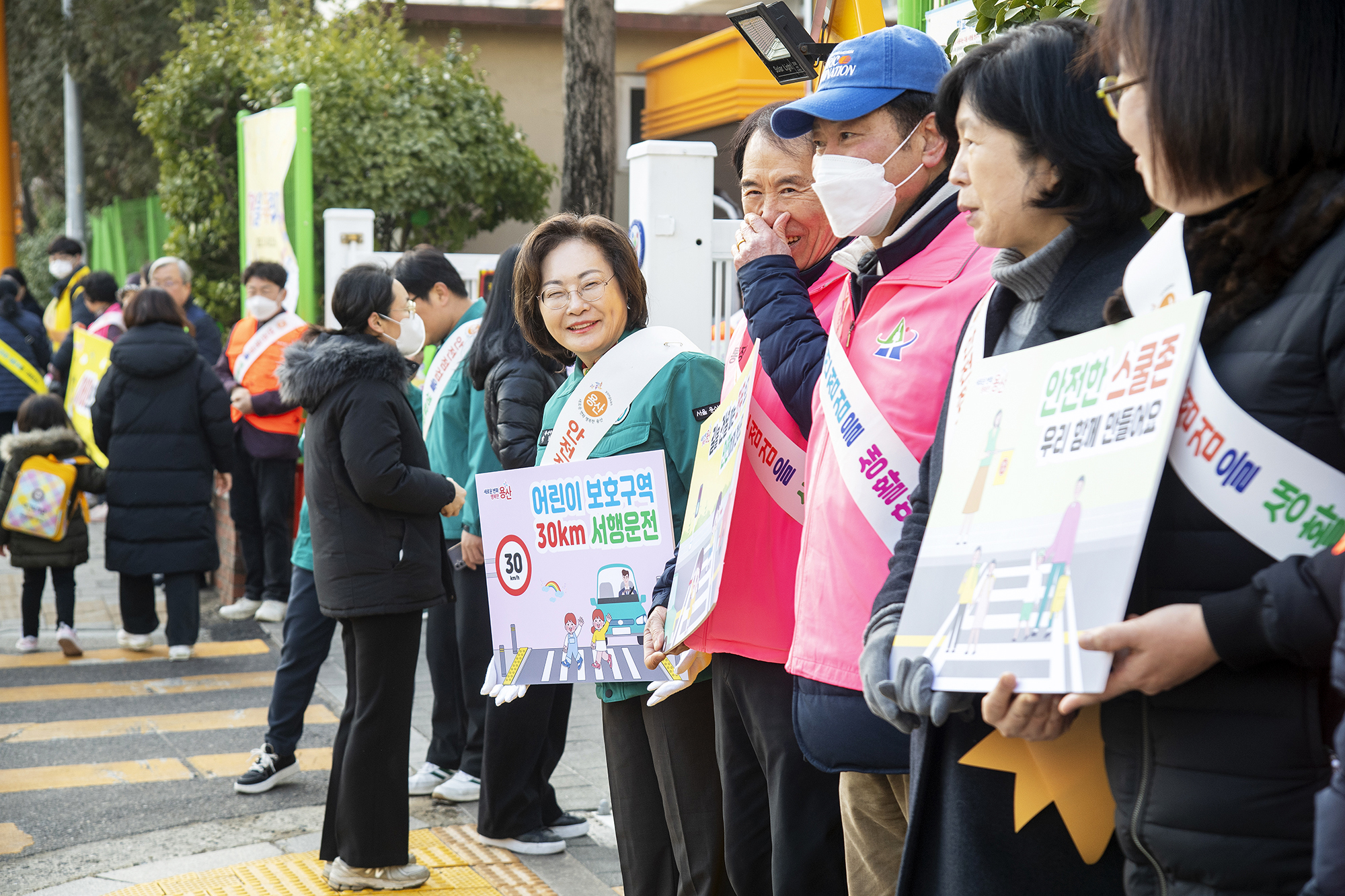 용산구, 신용산초 앞에서 어린이 통학로 교통안전 캠페인 실시