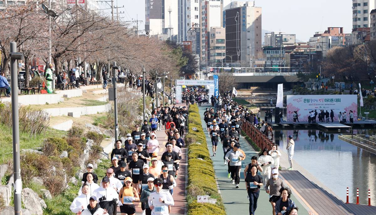 “은평의 봄날, 달리자”…은평구, 2025 불광천 벚꽃 마라톤대회 개최