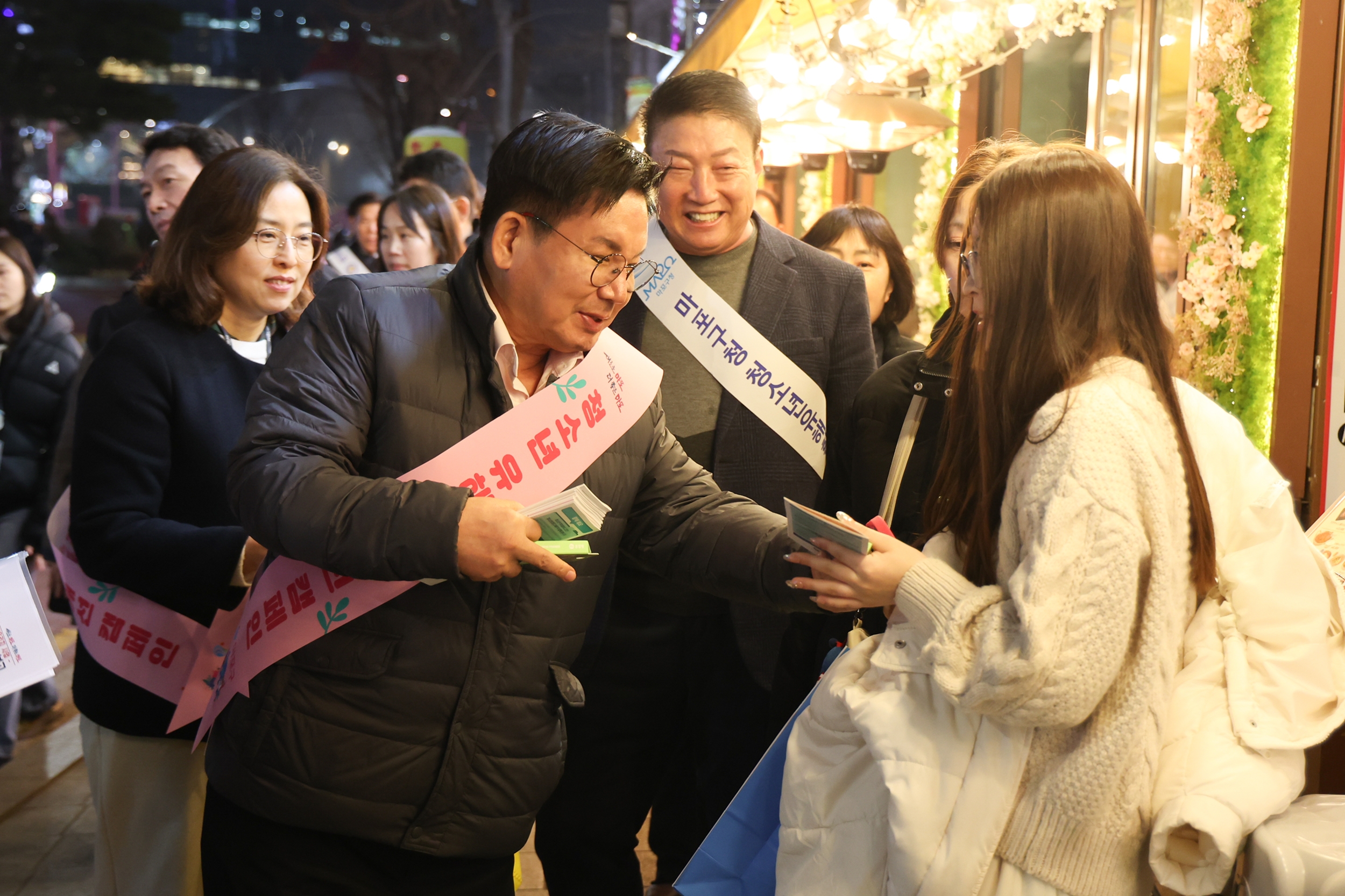 “청소년 여러분, 도움이 필요하면 언제든 연락하세요”