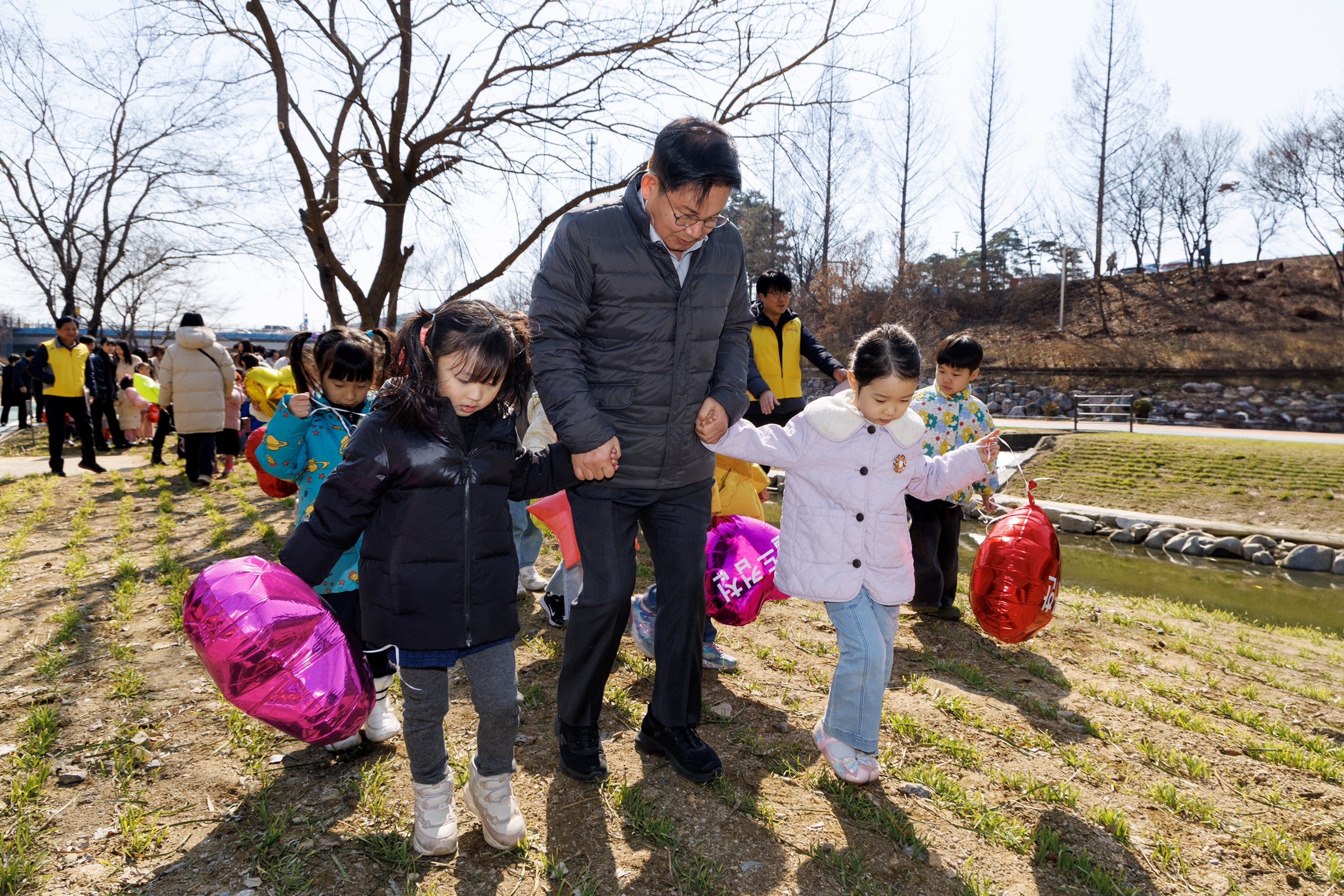 “청보리야, 쑥쑥 자라라” 마포구, 월드컵천서 어린이집 원아들과 보리밟기 행사