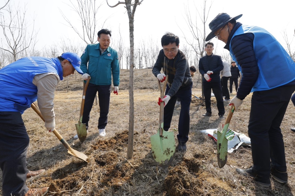 진교훈 강서구청장, 세계 숲의 날 맞아 나무돌봄 행사 참석