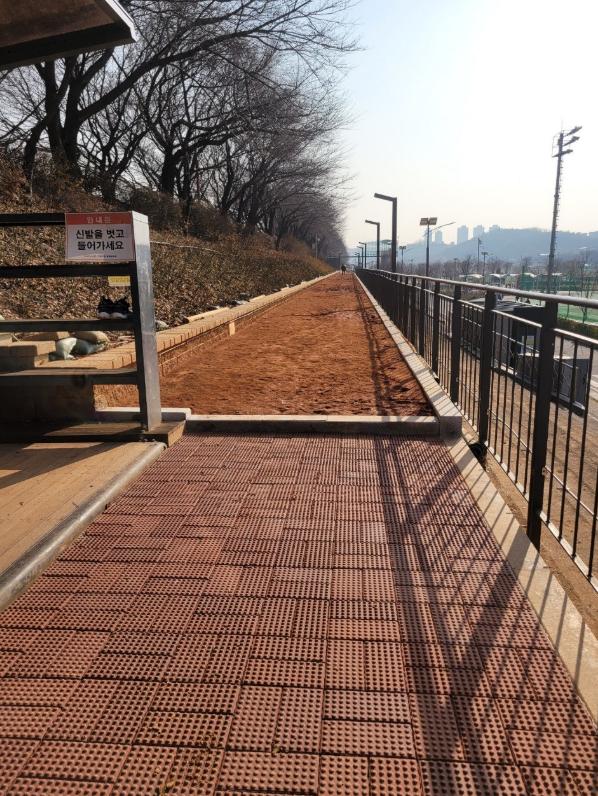 “벚꽃길 따라 걸어요” 구로구, 안양천 황톳길 새 단장 후 4월 1일 운영 재개