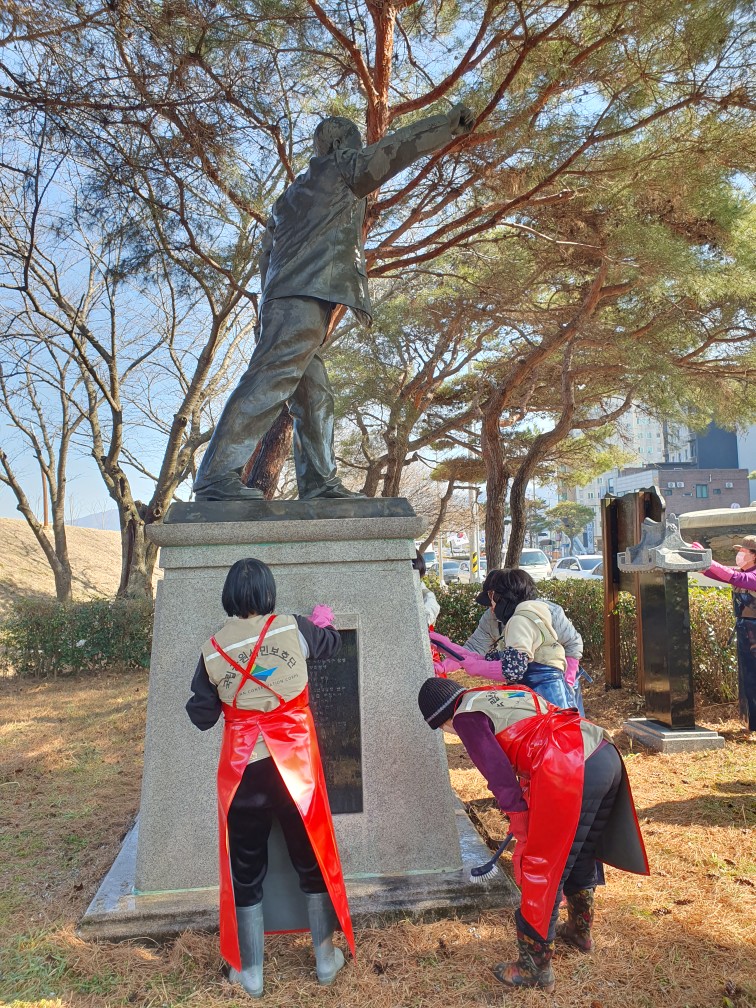 구례군, 삼일절 맞이 독립유공자 동상 환경정비 실시
