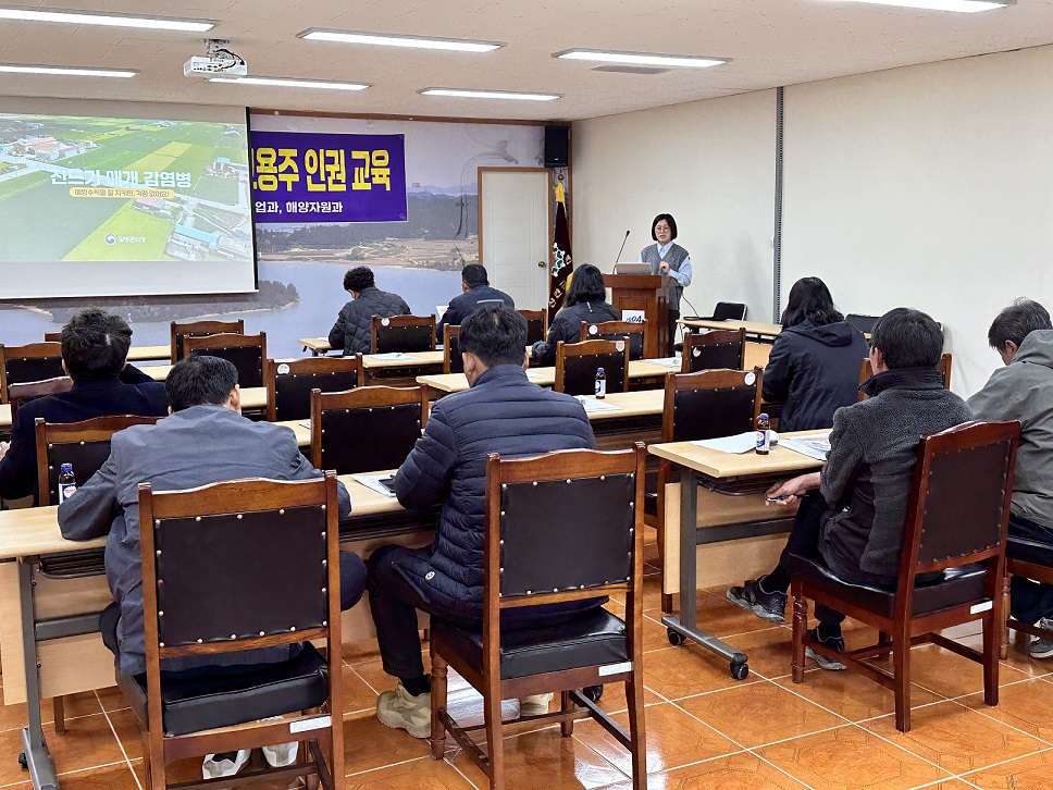 신안군, 봄맞이 외국인 계절근로자 감염병 예방 교육 실시