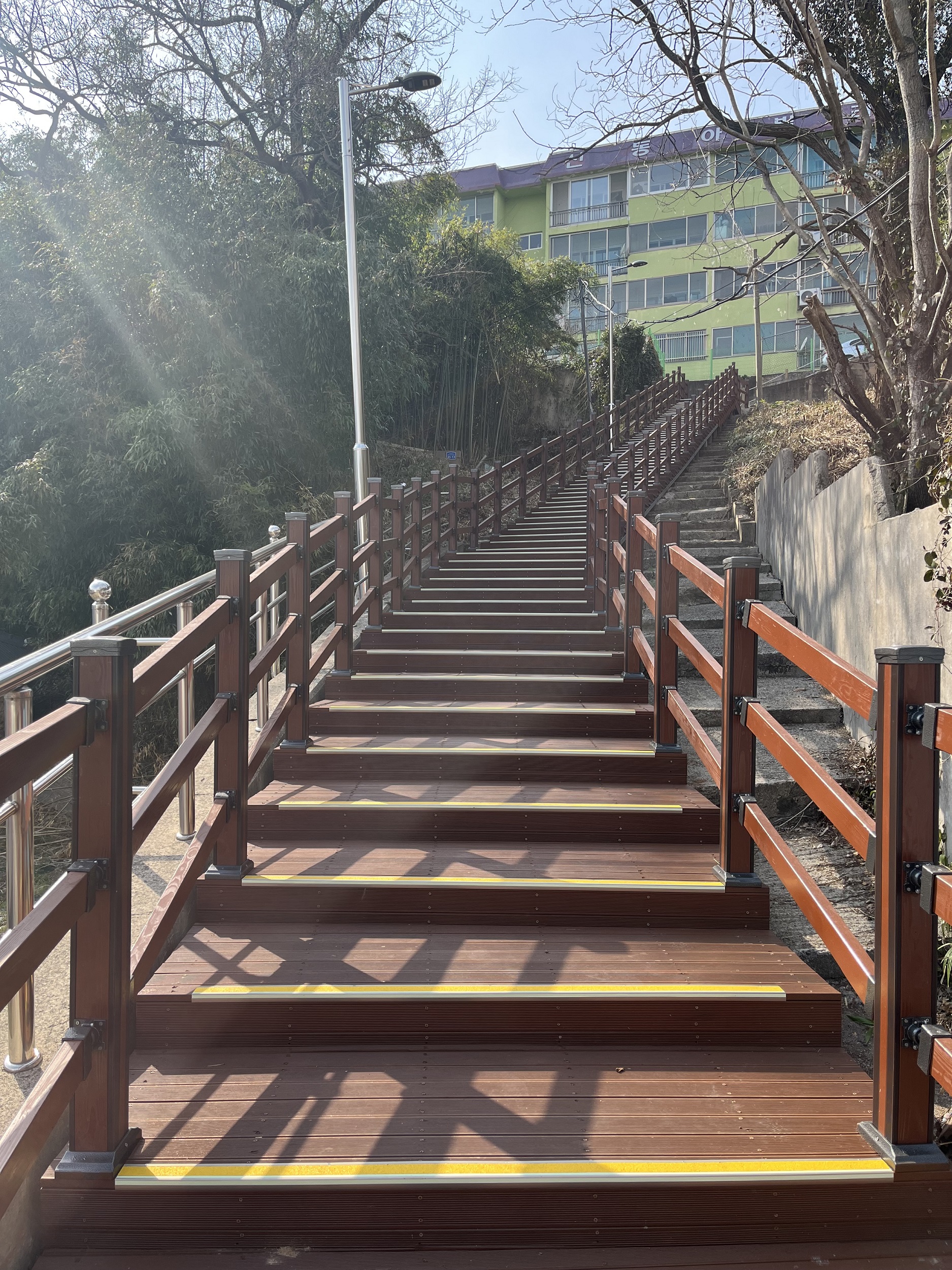낡고 오래된 보행로가 안전하고 튼튼한 꽃 계단길로