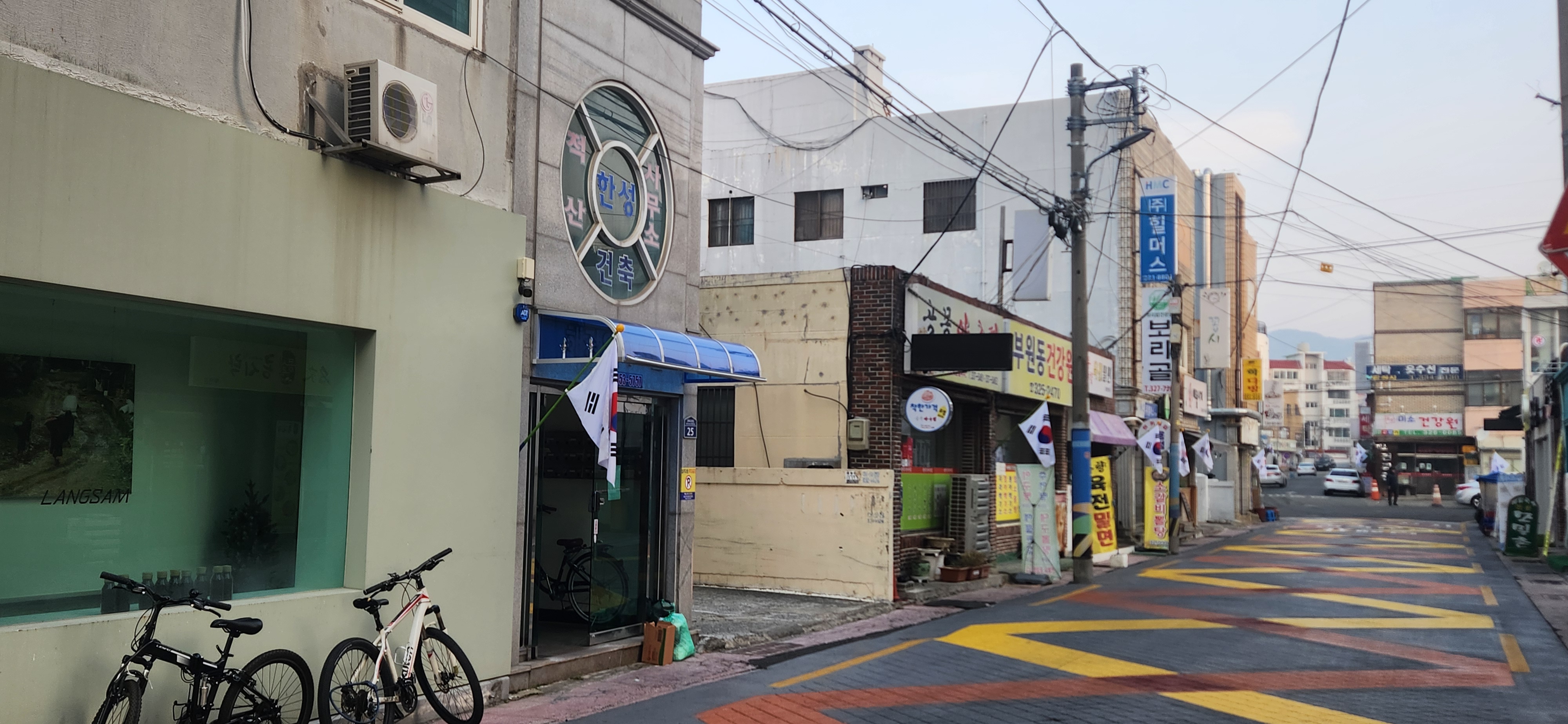 3.1절 김해시청 주변 골목 태극기 물결