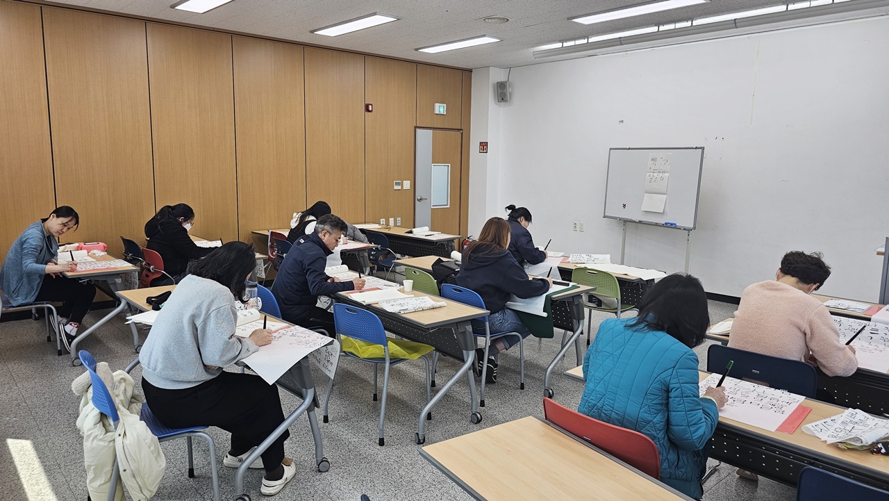 함안군립 칠원도서관, 2025년 상반기 문화강좌 수강생 모집