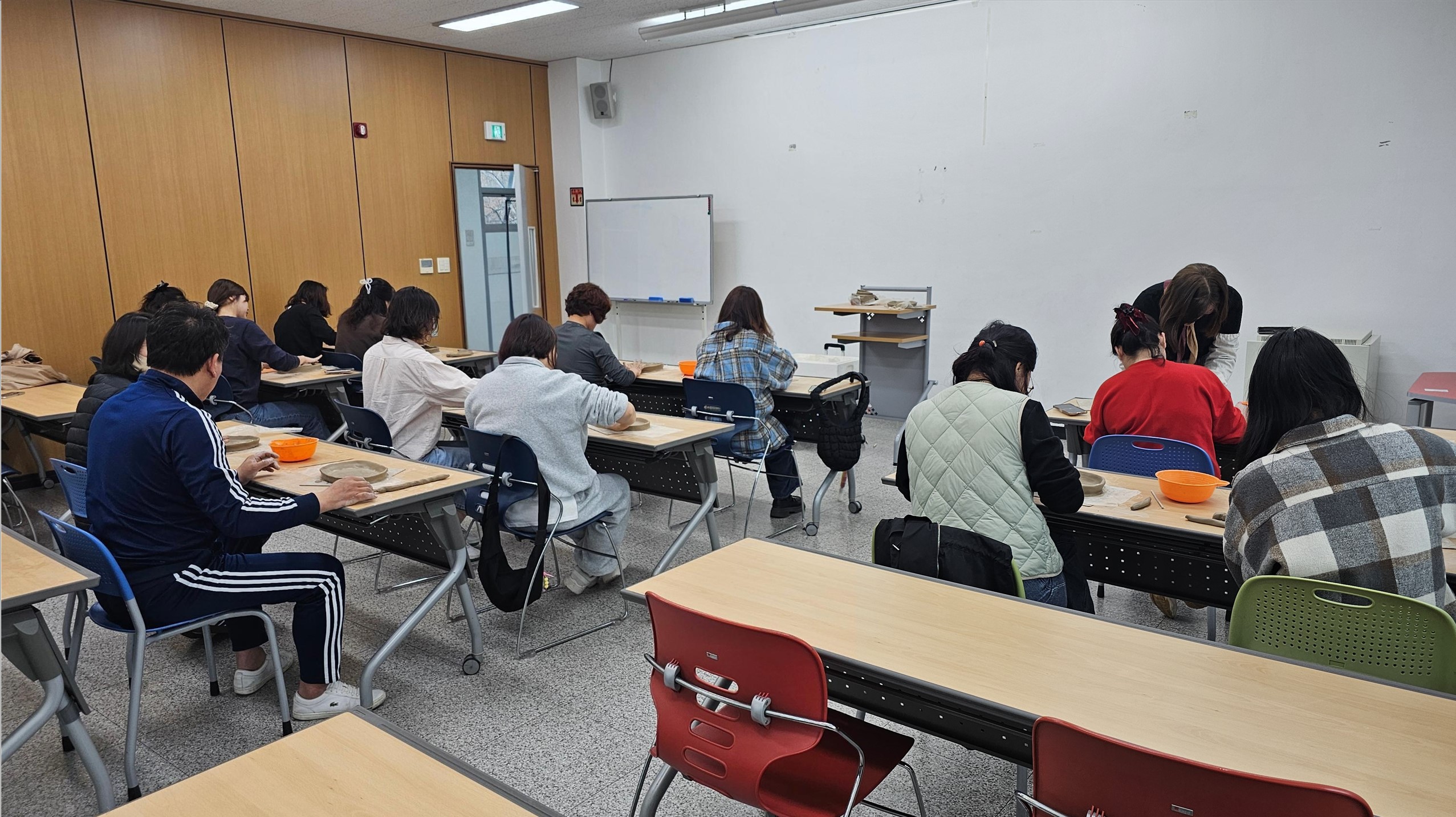 함안군립 칠원도서관 3월 원데이클래스‘도자기 만들기’성료