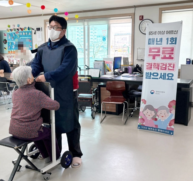 함양군보건소, 결핵 예방의 날 맞아 무료 검진 및 예방 캠페인
65세 이상 어르신 ~ 보건소 결핵 무료 검사 받으세요 !