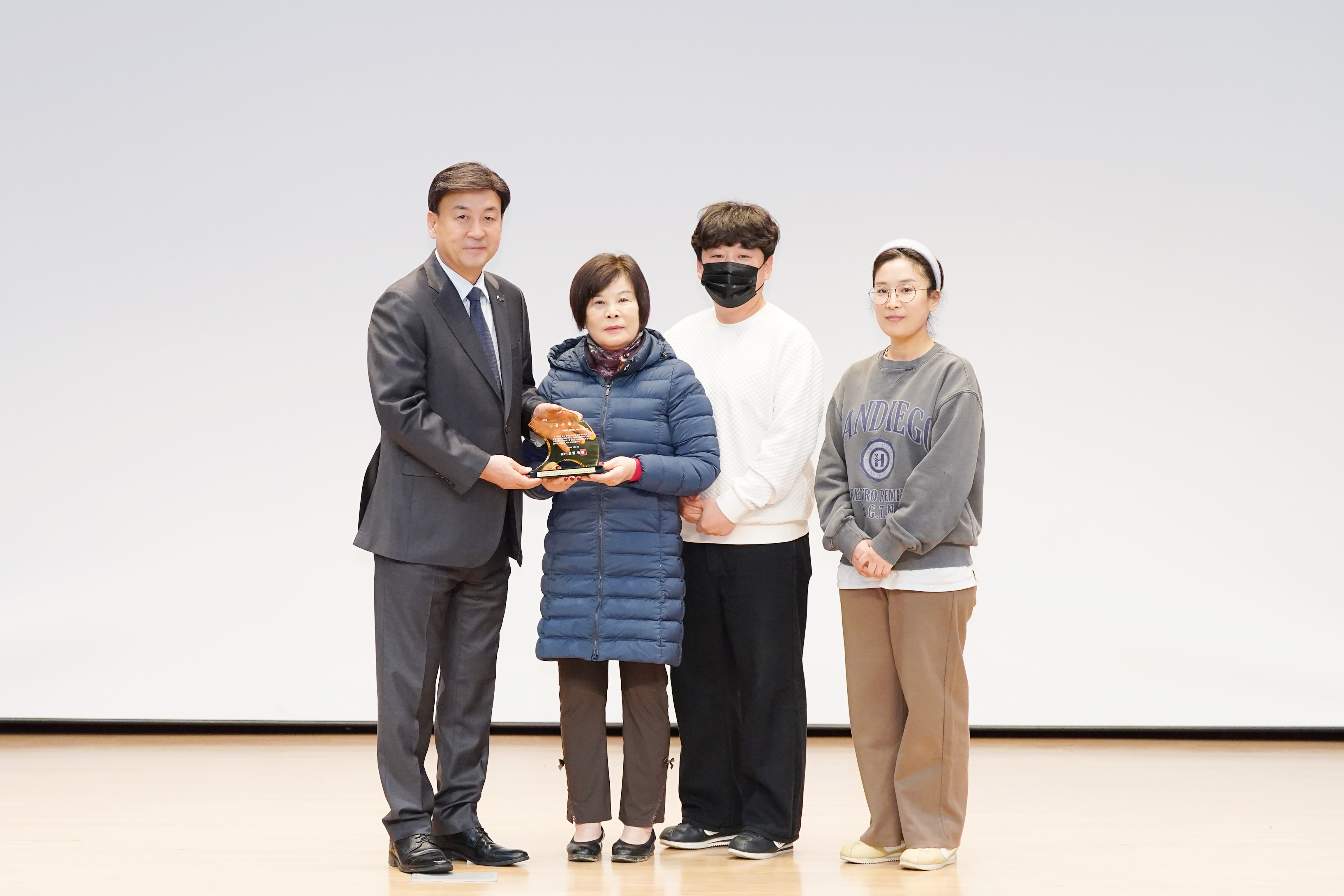 광주시, 광남1동 새마을부녀회 양미화 회장 가족에게 우수 자원봉사자 가족 감사패 수여