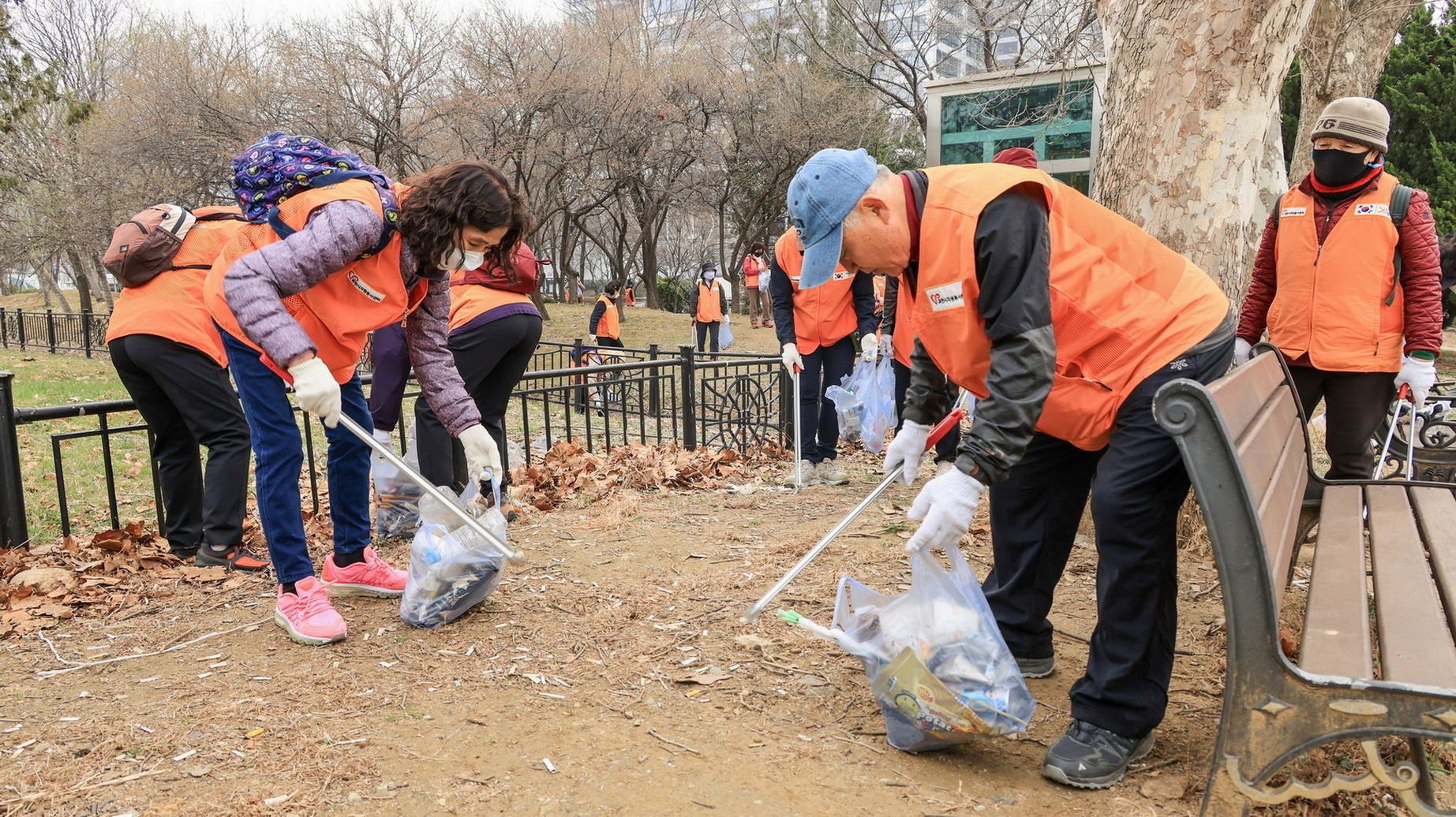 과천시, 시민 100명과 함께 정부과천청사 유휴지에서 플로깅 및 산불예방 캠페인 가져