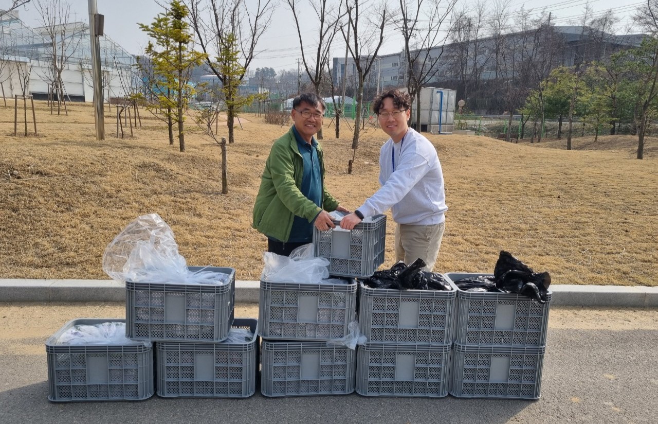 화성특례시, 도내 최초 딸기 육묘 농가에 딸기 우량묘 18,000주 보급