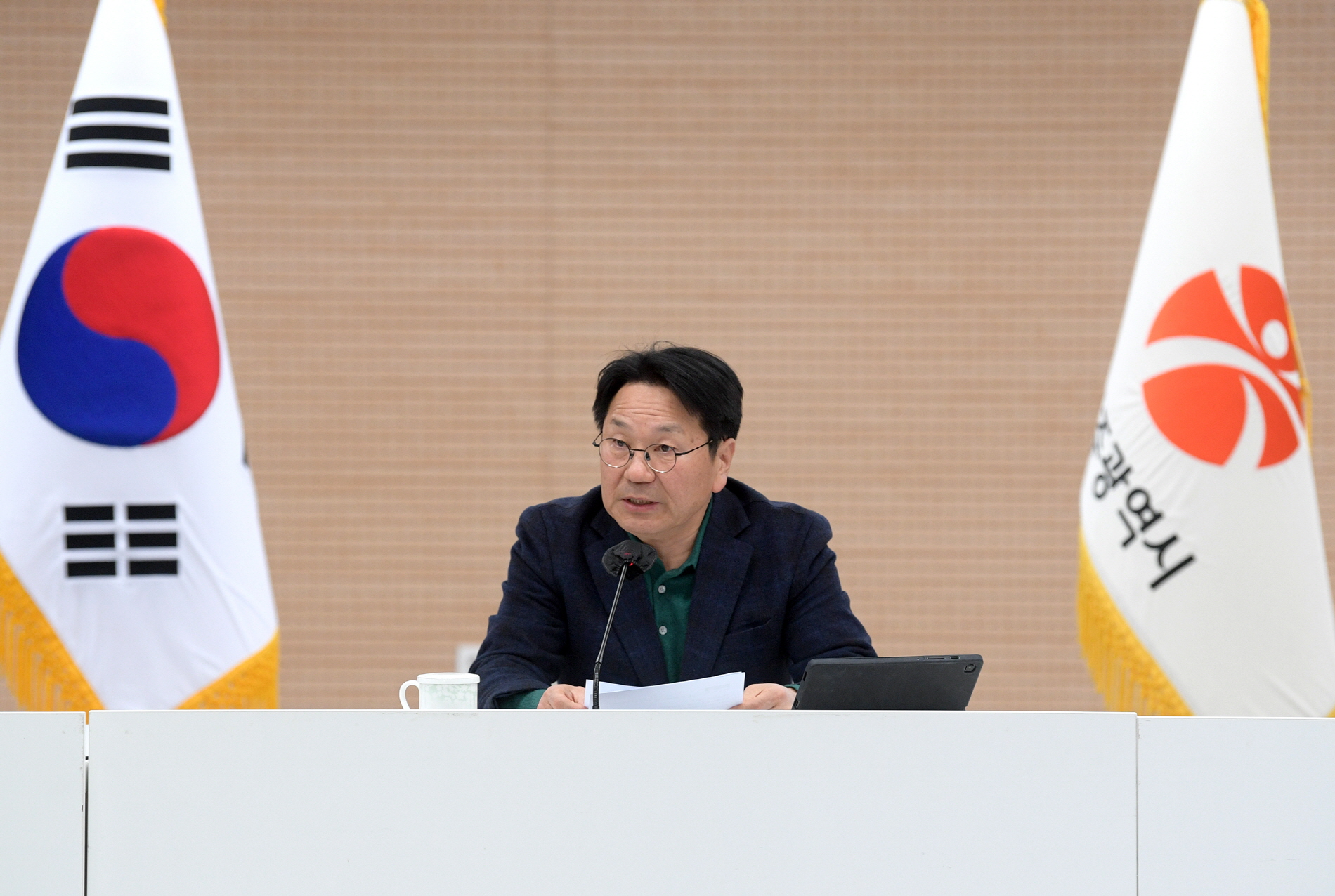 헌재 결정 지연에 따른 시민 피로도 증가와 경제 위기 심화