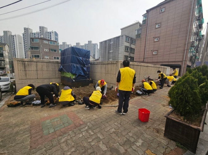 남촌도림동, 공영 주차장 자투리 공간에 화단 조성