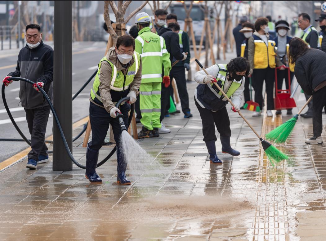 신청사 이전 앞둔 광진구, 주민과 함께 봄맞이 대청소 실시!