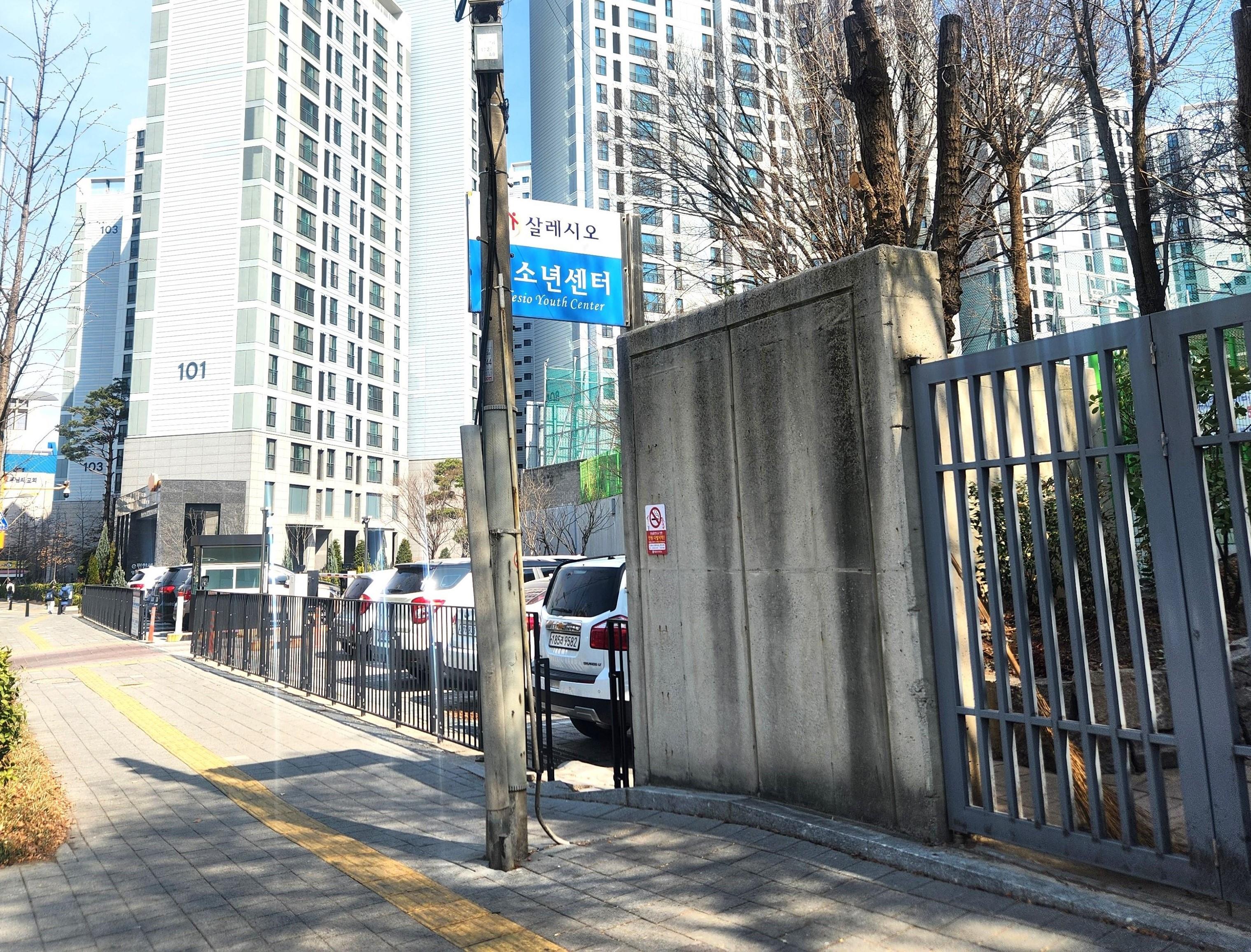 영등포구, 보행 방해와 안전사고 우려 전신주 뽑아낸다