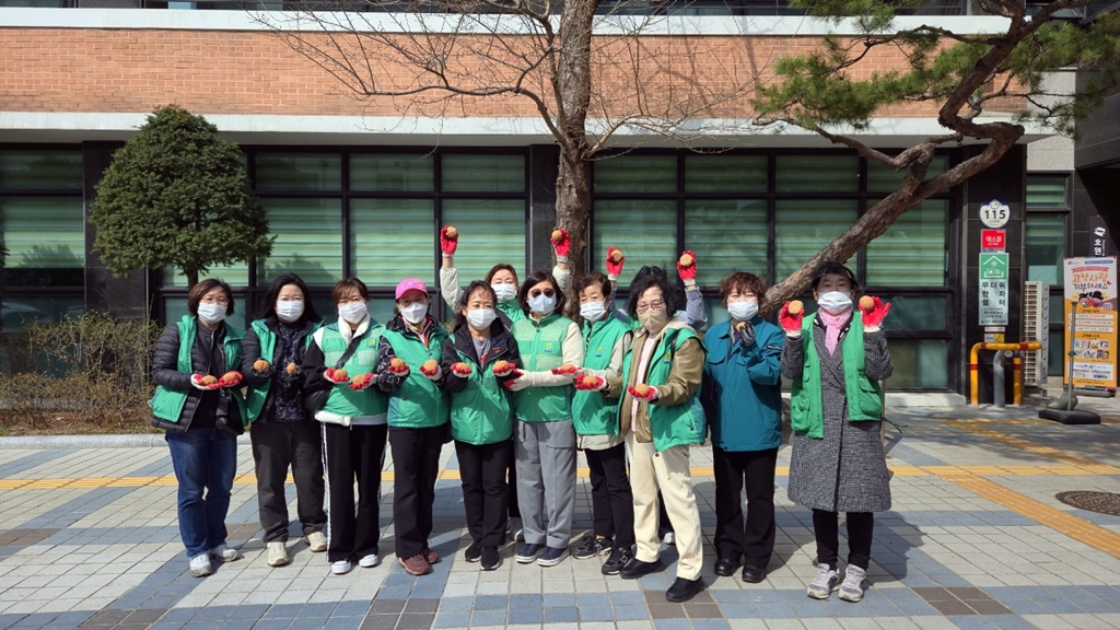 호원2동 새마을부녀회, 회룡천 흙공 던지기 행사 실시