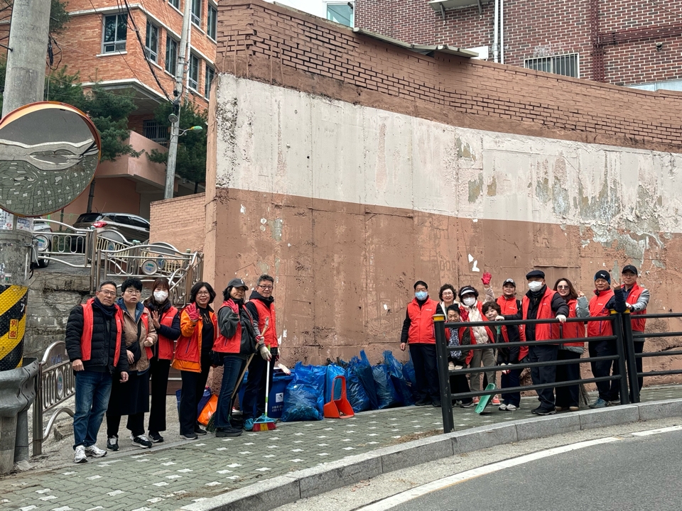 신곡2동 주민자치회, 새봄맞이 마을 대청소 실시