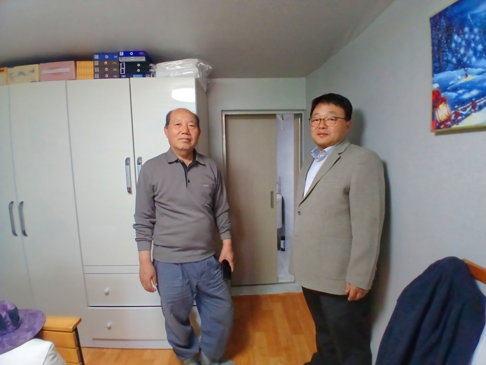 수지면행정복지센터, 장애인 안전한 주거 환경 위해 화장실 문 교체 공사 실시