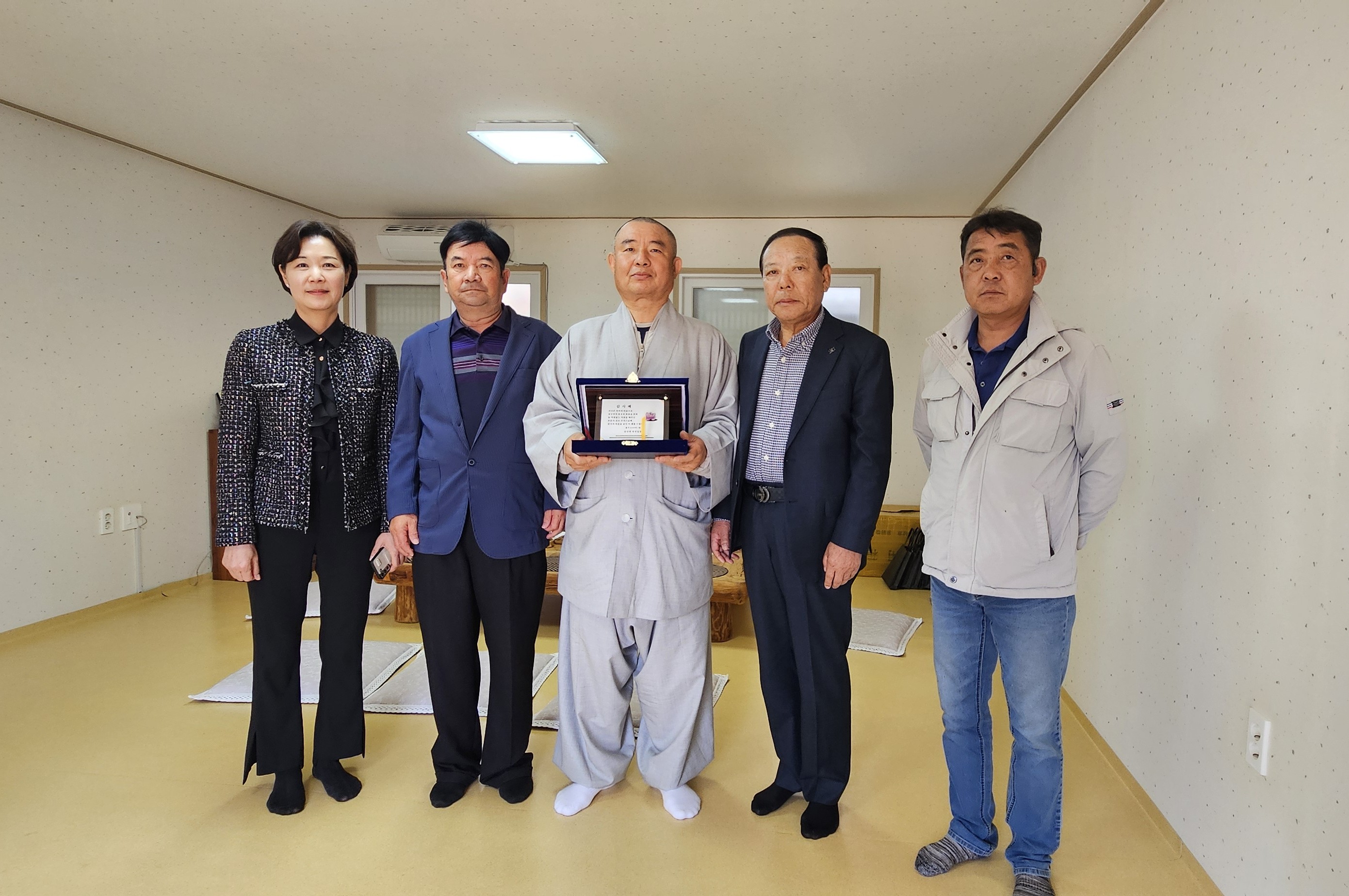 삼산면, 보문사 선조 주지 스님에 감사패 전달