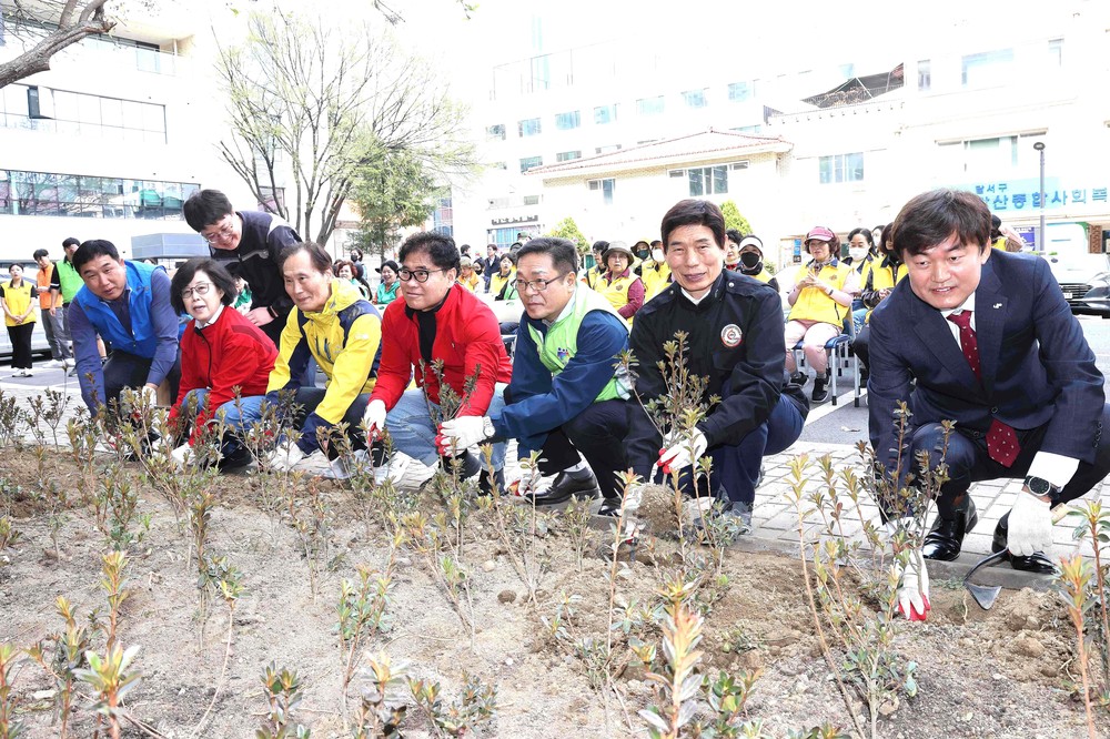 영구임대아파트 주거환경 개선 및 녹지 공간 확대를 위한 꽃과 식물 식재 행사 개최