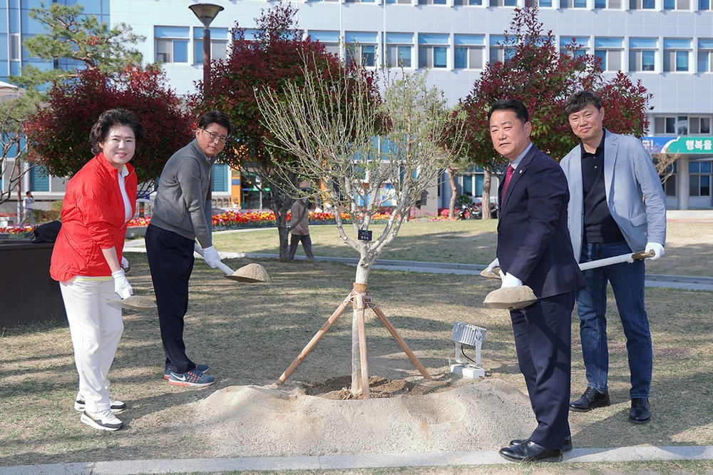 배광식 북구청장, 국민통합의 메시지 담아 무궁화 그림 전시와 식수 행사 개최