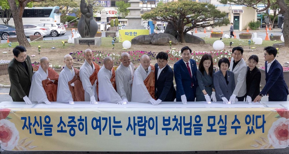 “구민의 평안과 안녕을” 대전 대덕구, 부처님 오신 날 등탑 점등식