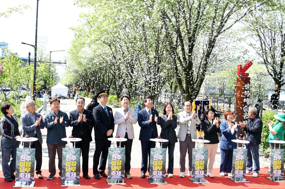 이팝나무꽃 만개한 팔복동 철길, 다시 시민의 품으로
