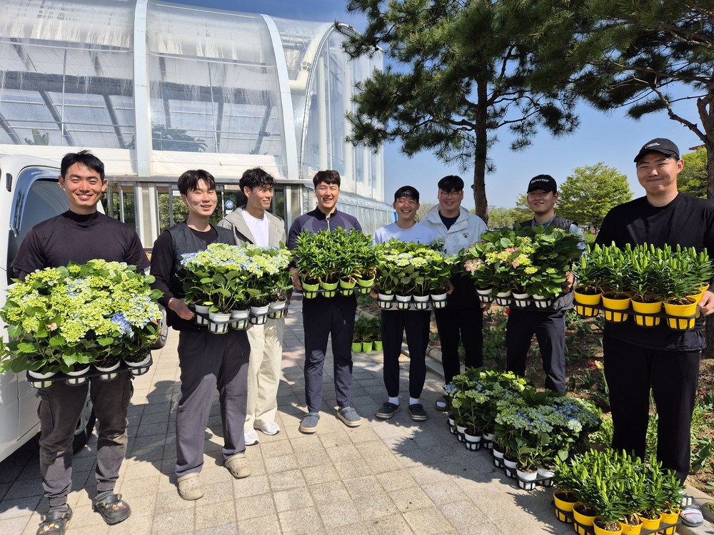진안군, 학교 4-H에 봄꽃 꽃묘 1,200여 본 보급