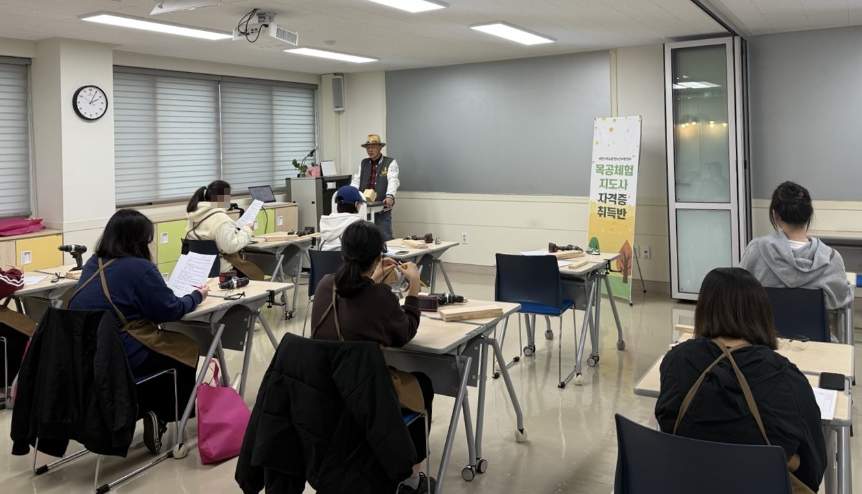 제천시학교밖청소년지원센터, 목공체험지도사 자격증 취득반 운영