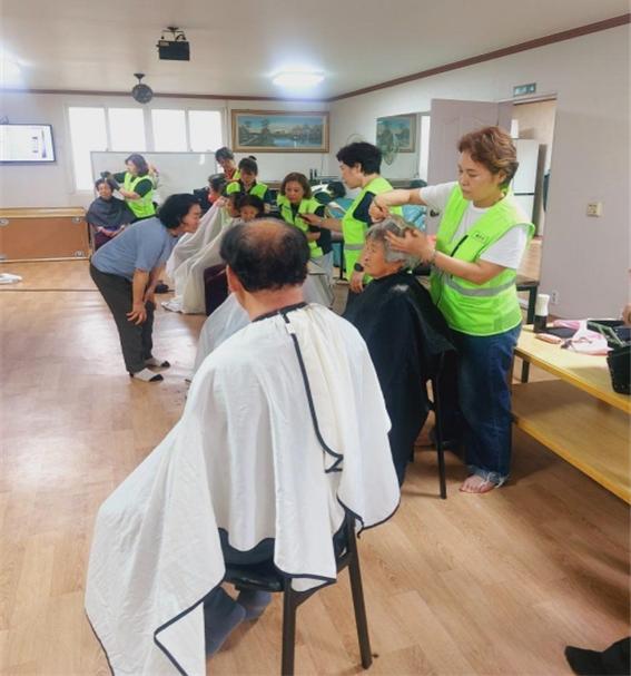 을지대 뷰티학과, 영동 양강면서 이미용 봉사 펼쳐