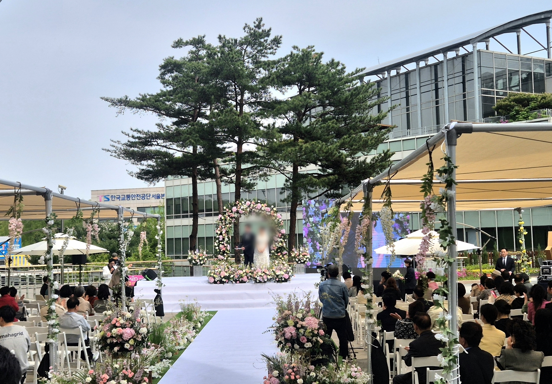 마포구, 구청사 햇빛광장에서 ‘야외 결혼식’ 개최