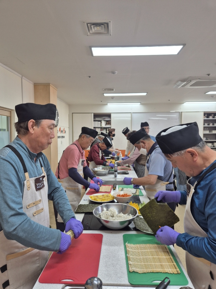 옥천군노인복지관, 생명숲100세힐링센터 홀몸 남성 어르신과 함께 ‘힐링미식회’ 개최